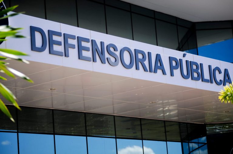 Fachada de um prédio espelhado onde se lê: Defensoria Pública
