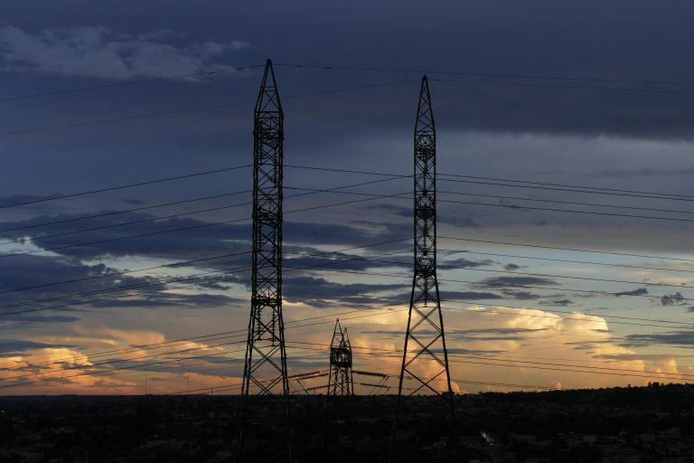 Linhas de transmissão de energia elétrica