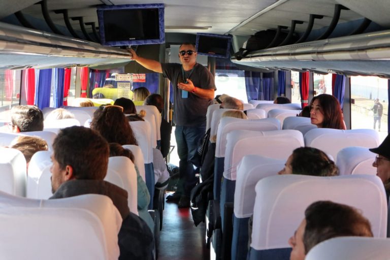 Turismo - geral - guias turísticos turistas ônibus