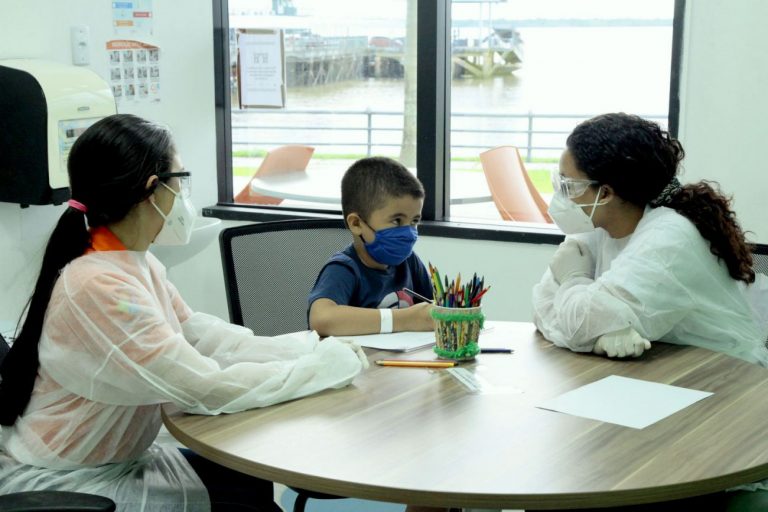 Direitos Humanos - deficientes - doenças autismo atendimento deficiência intelectual saúde psicologia fonoaudiologia Sistema Único de Saúde coronavírus Covid-19 pandemia máscaras tratamento consultas SUS pacientes mental infantil (Psicóloga e fonoaudióloga atendem criança (Gabriel Guiomar Brasil, 8 anos) com transtorno do espectro autista no Centro Integrado de Inclusão e Reabilitação, (CIIR), Belém-PA)
