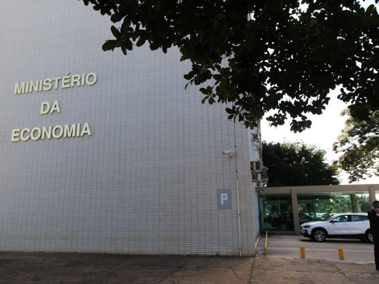 Foto de um prédio branco onde se lê: Ministério da Economia