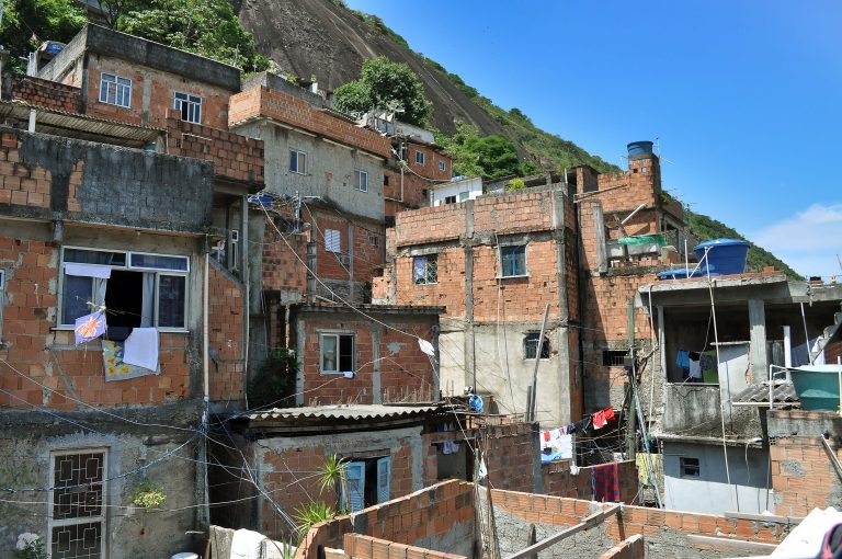 Foto de casebres numa favela num dia de sol