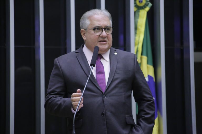 Deputado Augusto Coutinho discursa no Plenário da Câmara