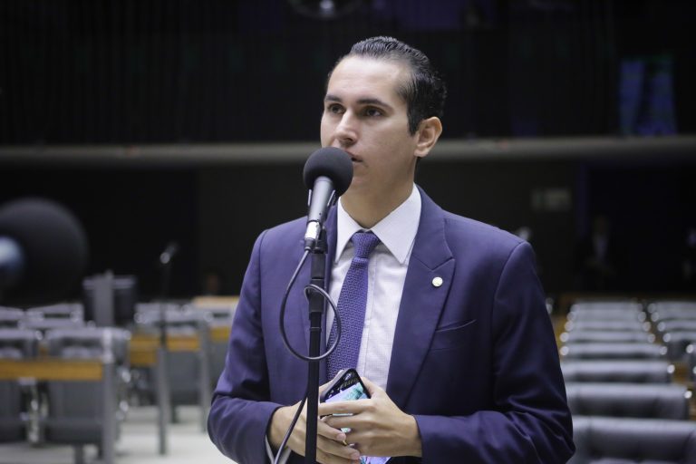 Deputado Domingos Neto discursa no Plenário da Câmara