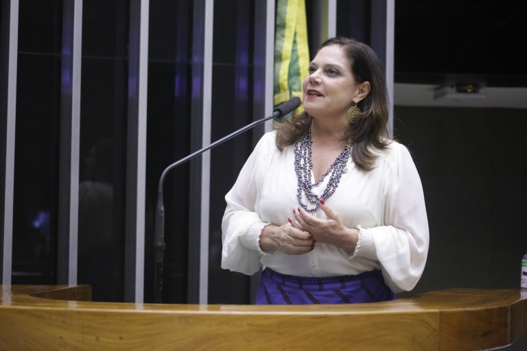 Deputada Soraya Santos discursa no Plenário da Câmara. Ela é branca, tem cabelos médios e castanhos e usa blusa branca