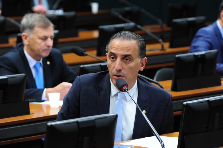 Deputado Eduardo Cury fala ao microfone