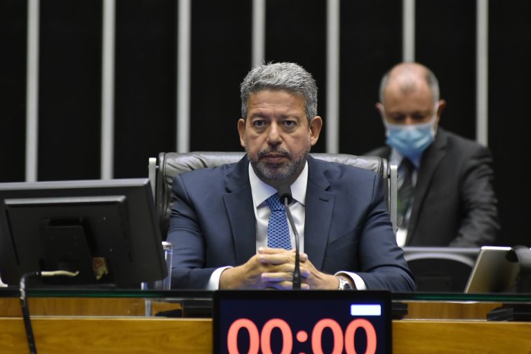 Deputado Arthur Lira está sentado presidindo as votações na Câmara