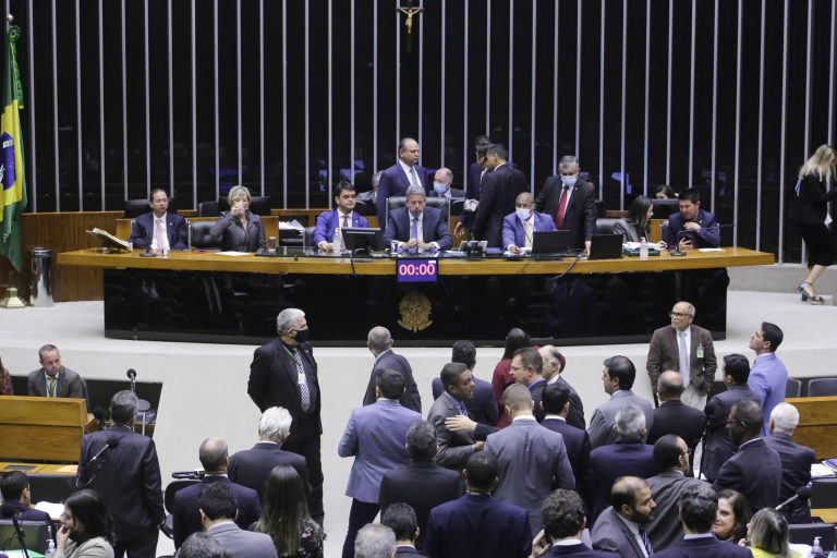 Deputados em pé no Plenário da Câmara estão conversando