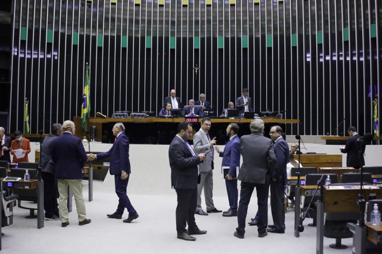 Deputados participam de sessão do Plenário