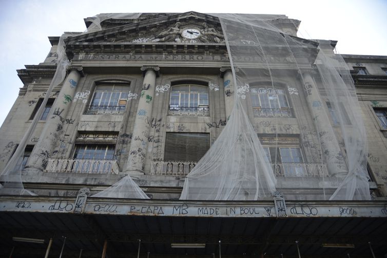 Membros da Sociedade Memorial Visconde de Mauá dão abraço simbólico pedindo a recuperação da Estação Leopoldina, em Santo Cristo, no Rio de Janeiro.