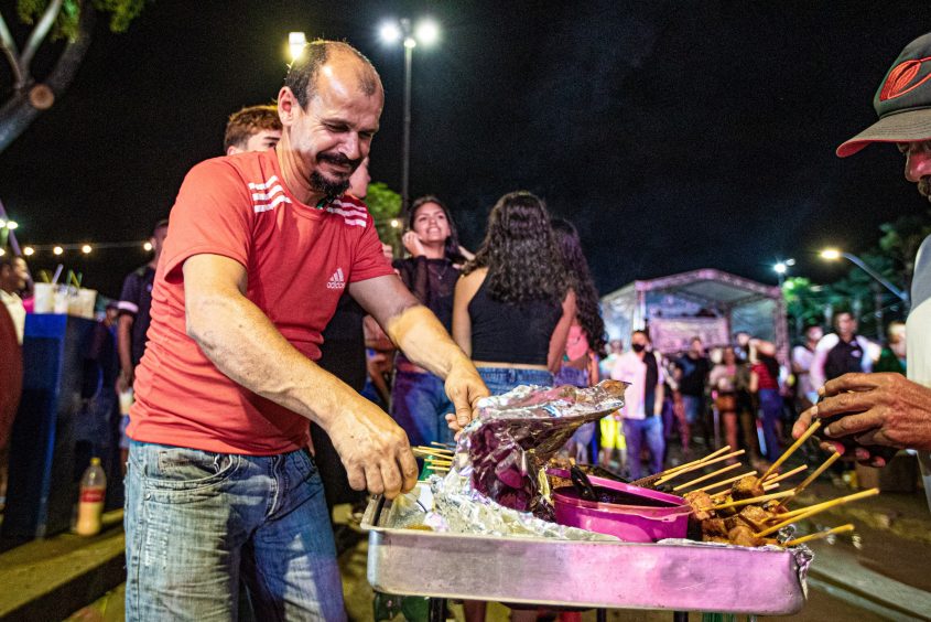 Comerciantes informais foram isentos de pagar a taxa e conseguiram renda extra. Foto: Célio Júnior / Secom Maceió