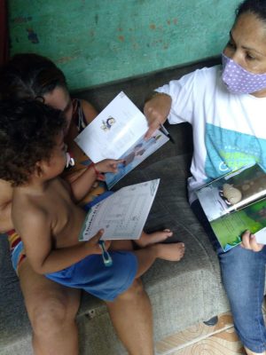 Técnicos orientam como implementar práticas de literacia familiar. Foto: cortesia