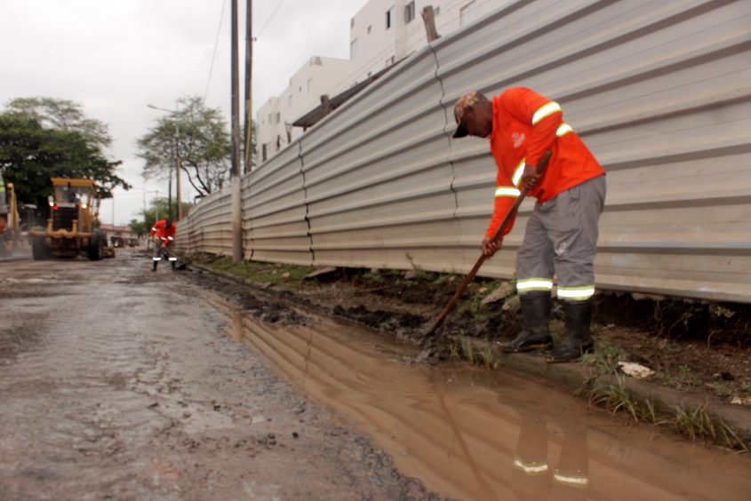 Linha d’água sendo desobstruída. Foto: Wilma Andrade/Ascom Seminfra