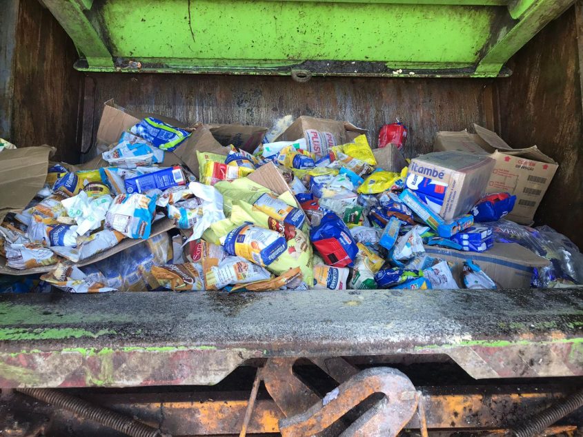Após as apreensões, os alimentos foram encaminhos ao aterro sanitário da capital. Foto: Visa Maceió