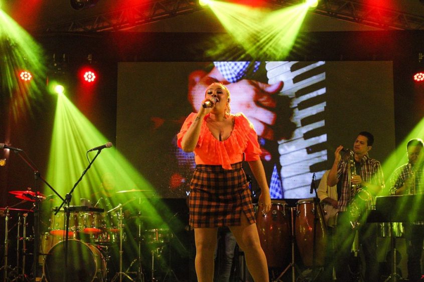 Cantora Kel Monaliza se apresentou na Praça Dois Leões, em Jaraguá. Foto: Secom Maceió