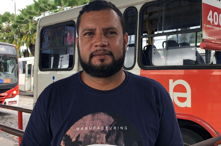 Servente de pedreiro Sérgio Lima contou que sai mais aos domingos. Foto: Ascom SMTT