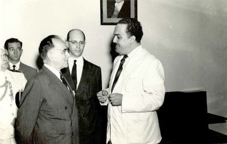 Getúlio Vargas com o diretor da Rádio Mec, Celso Brant.