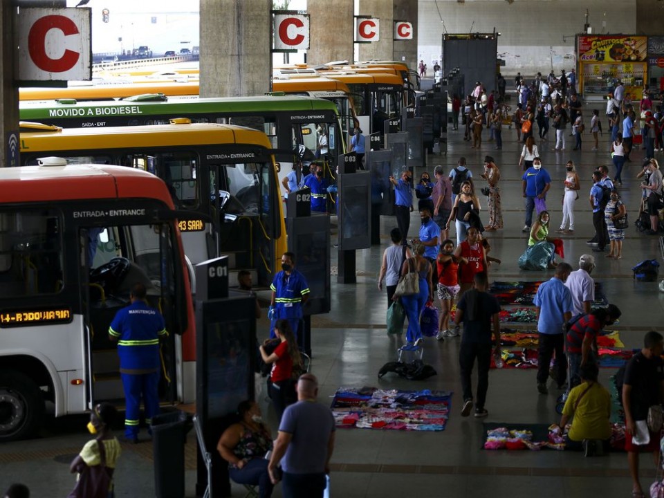 Transportes - ônibus - terminal rodoviário passageiros (Rodoviária de Brasília-DF)