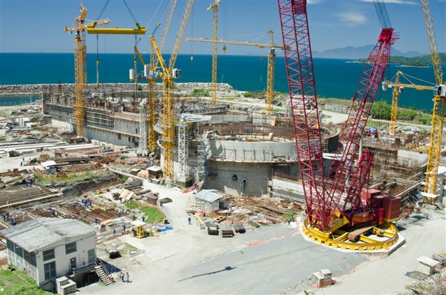 Foto de uma construção à beira mar