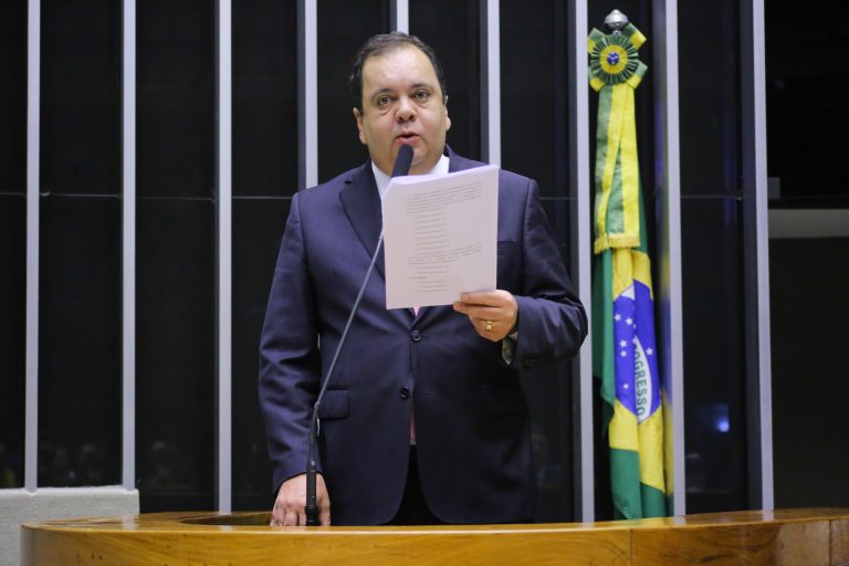 Deputado Elmar Nascimento fala ao microfone