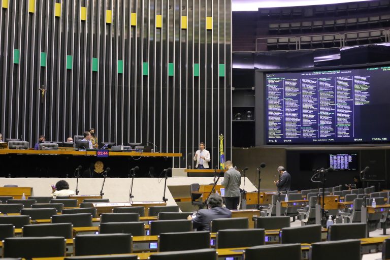 Deputados em pé no Plenário da Câmara estão conversando