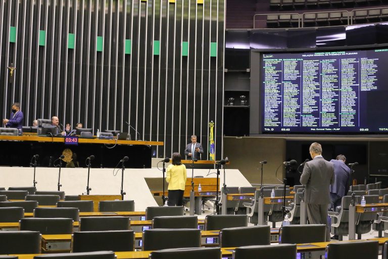 Deputados em pé no Plenário da Câmara estão conversando