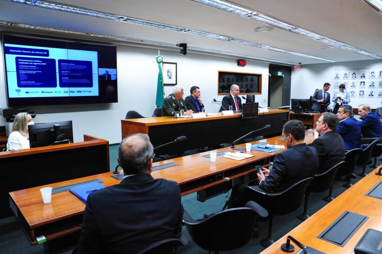 Audiência Pública - Avanços na implementação do programa Amazônia Conectada . Marcus Vinicius Galletti Arrais - DIRETOR DO DEPARTAMENTO DE PROJETOS DE INFRAESTRUTURA DA SECRETARIA DE TELECOMUNICAÇÕES, REPRESENTANDO O MINISTÉRIO DAS COMUNICAÇÕES ; Dep. Jesus Sérgio PDT - AC ; Jacy Barbosa Junior - CHEFE DO CENTRO INTEGRADO DE TELEMÁTICA DO EXÉRCITO (CITEX), REPRESENTANDO O MINISTÉRIO DA DEFESA