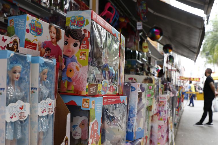 Movimento de vendas de brinquedos para o Dia das Crianças, comércio varejista nas ruas do Polo Saara, centro do Rio de Janeiro.