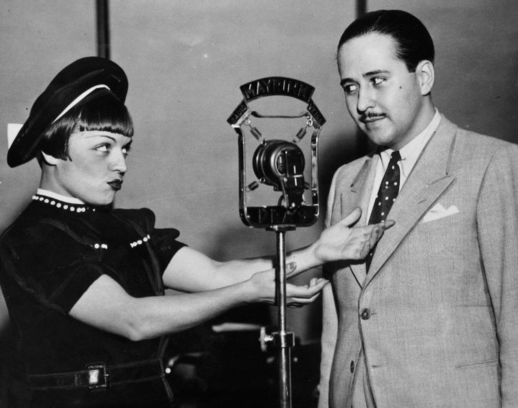 Atriz portuguesa Beatriz Costa e o radialista César Ladeira em estúdio da Rádio Mayrink Veiga na década de 30.