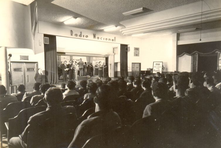 Ator Paulo Gracindo comanda show no aniversário da Rádio Nacional em 1956.