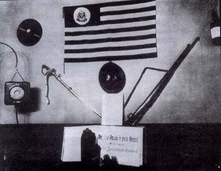 Memorial em homenagem aos revolucionários constitucionalistas na sede da Rádio Record em São Paulo, 1932.