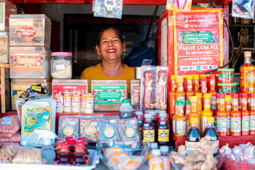 Na banca da Neide, na Feira da Jatiúca, ela e o marido trabalham garantindo renda para a família. Foto: Célio Junior/Secom Maceió