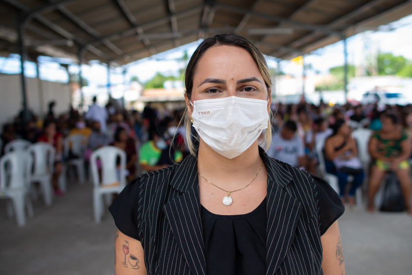 Diretora da Proteção Social Basica, Aline Pedrosa, esteve presente no primeiro dia de cadastramento das famílias do Bom Parto. Foto: Juliete Santos/Secom Maceió