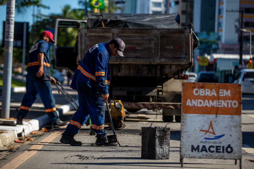 Tapa-buraco na orla de Pajuçara. Foto: Alisson Frazão/Secom Maceió