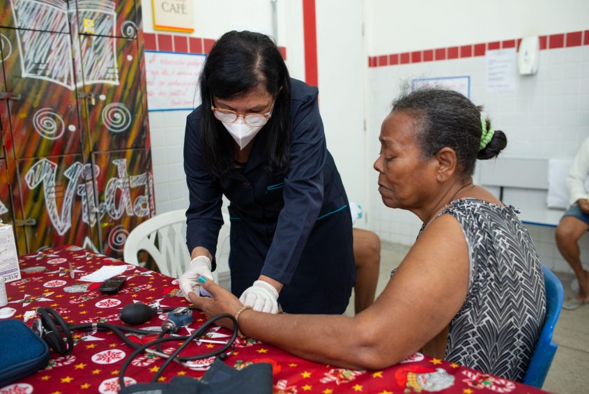 Oferta de serviços de saúde para famílias afetadas pelas chuvas. Foto: Juliete Santos