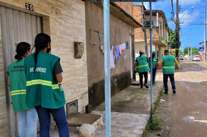 Educadores vão de porta em porta para orientar os cidadãos. Foto: Ascom Sudes