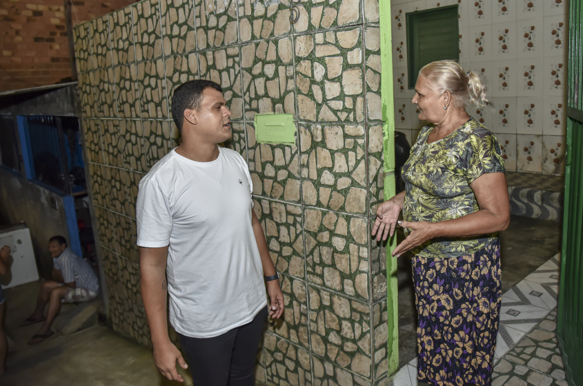 Dona Esmeralda Francisca diz ao superintendente João Folha que a iluminação mudou a rotina da comunidade. Foto: Ascom Sima