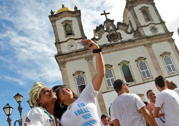 Turismo - Brasil - Bahia Igreja turistas baianas fotografia celulares selfies smartphones (Lavagem do Bonfim 2020, Salvador-BA)