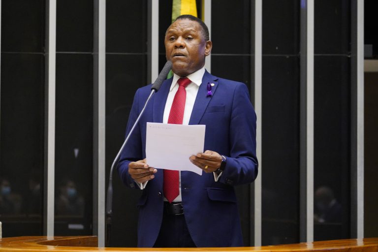 Deputado Ossesio Silva discursa no Plenário da Câmara