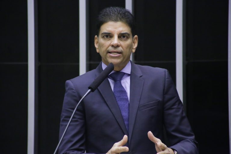 Deputado Claudio Cajado fala ao microfone