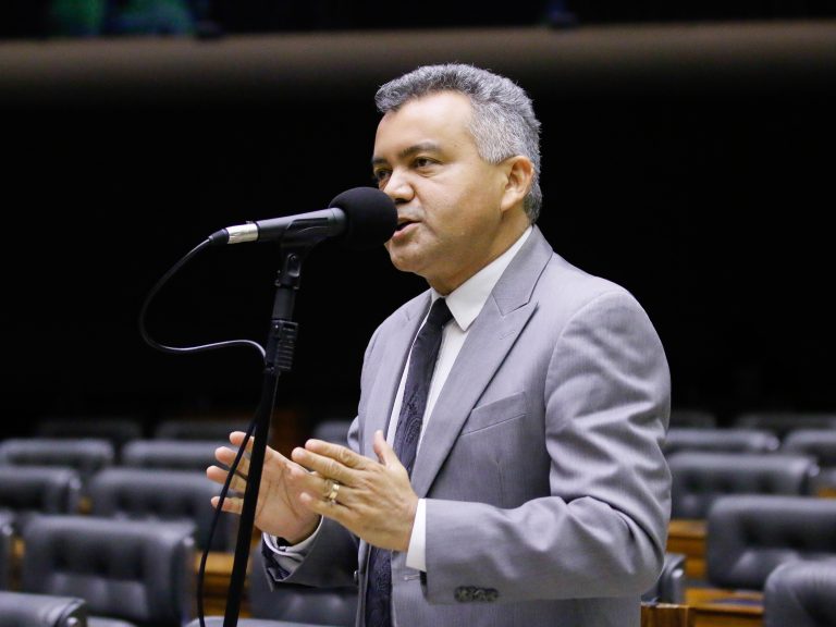 Deputado Cleber Verde fala ao microfone