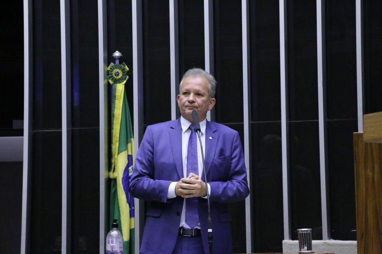 Deputado André Figueiredo discursa no Plenário da Câmara