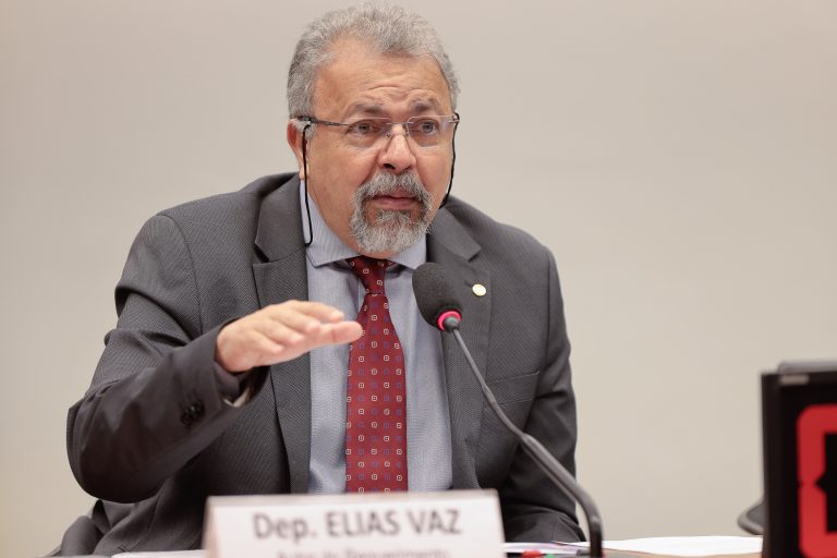 Deputado Elias Vaz fala ao microfone