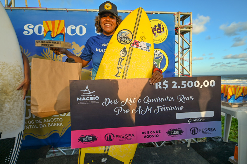 Erika pratica surf desde os 15 anos e nunca havia conquistado premiação. Foto: Maivan Fernandez / Secom Maceió