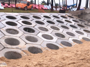 Anéis hexagonais absorverão a água do mar, retendo a areia e dissipando o impacto das ondas. Foto: Junior Bertoldo/Ascom Seminfra