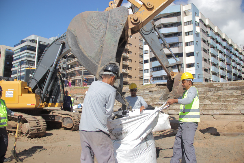 Sacos são preenchidos com areia da praia. Foto: Júnior Bertoldo/Ascom Seminfra