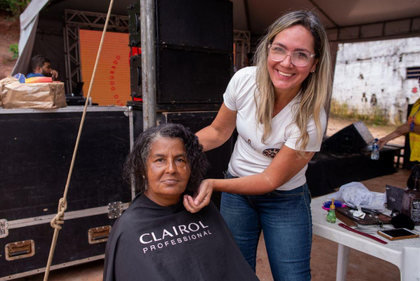 Cabeleireira e psicóloga, Cleide Lins, contribuiu com o resgate da autoestima de mulheres. Foto: Juliete Santos/Secom Maceió