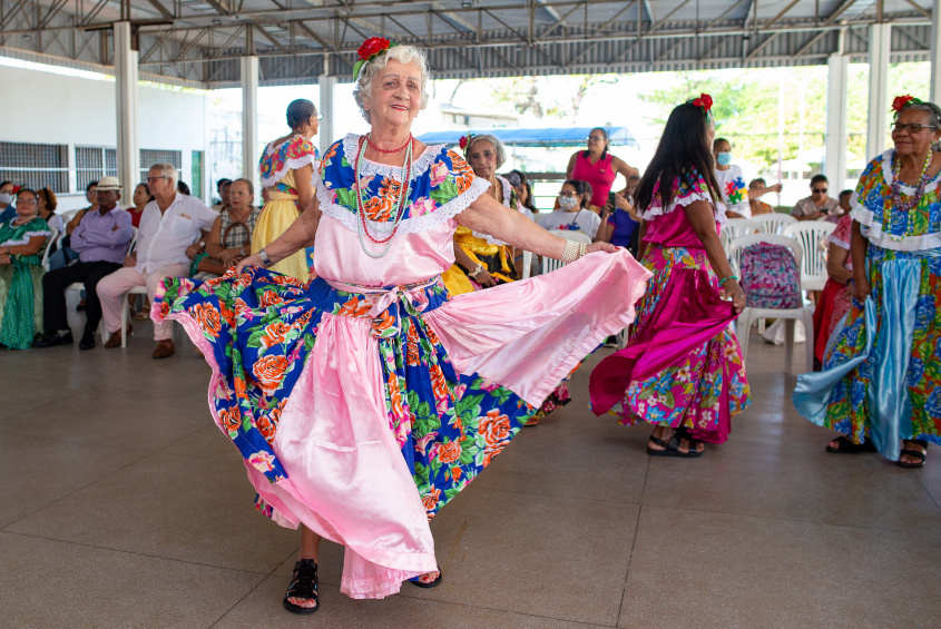 Dona Dulce Cardoso, de 85 anos, nos passos do Carimbó. Foto: Juliete Santos/Secom Maceió