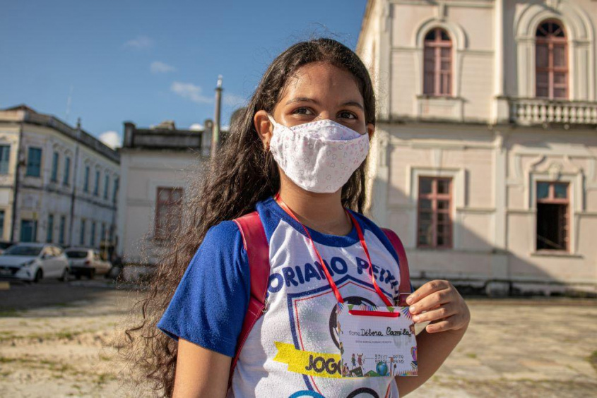 Estudante Débora Camila, 8 anos, conheceu a réplica da estátua da liberdade. Foto: Bárbara Wanderley/Secom Maceió
