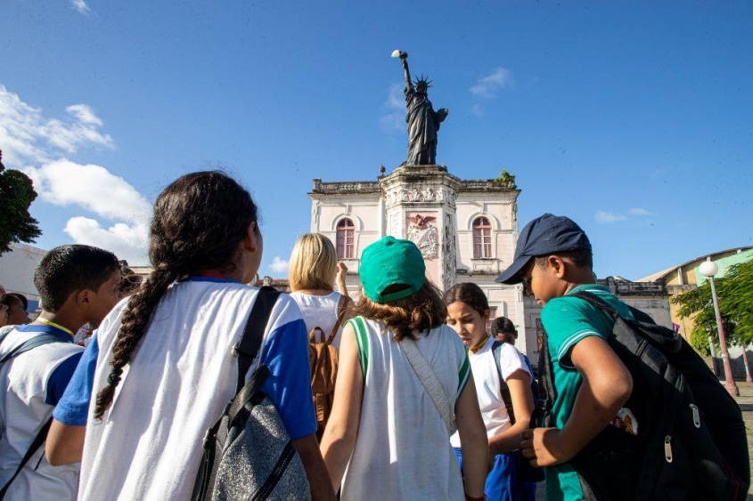 Alunos conhecem a réplica da estátua da liberdade. Foto: Célio Júnior/Secom Maceió